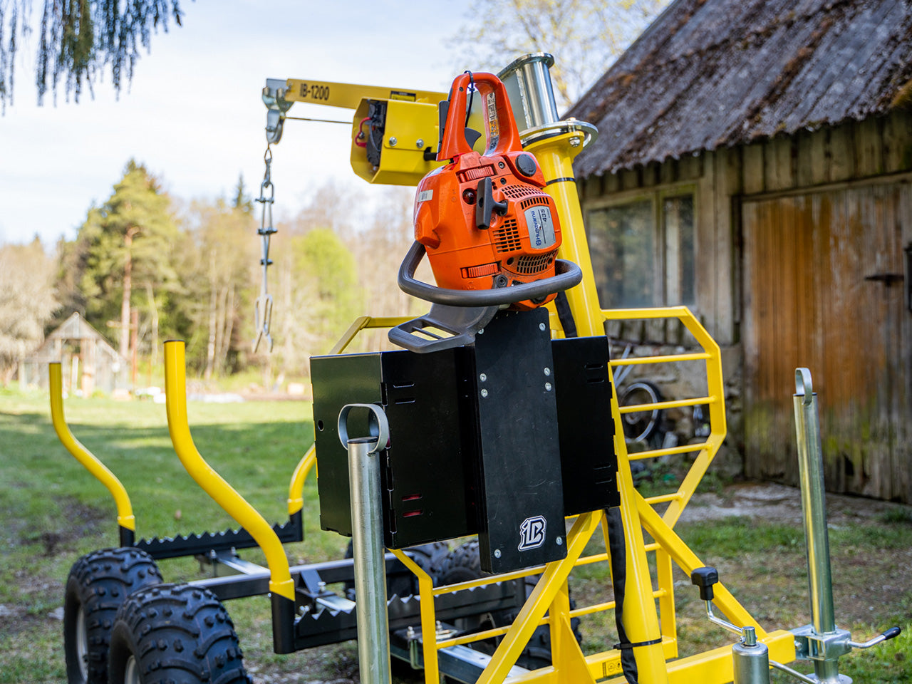 Luggage container: with chainsaw holder