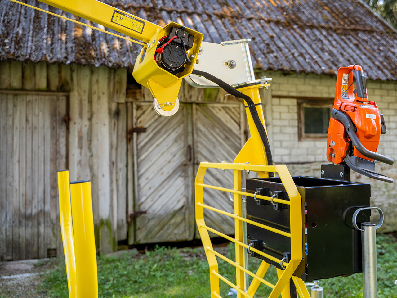 Luggage container: with chainsaw holder