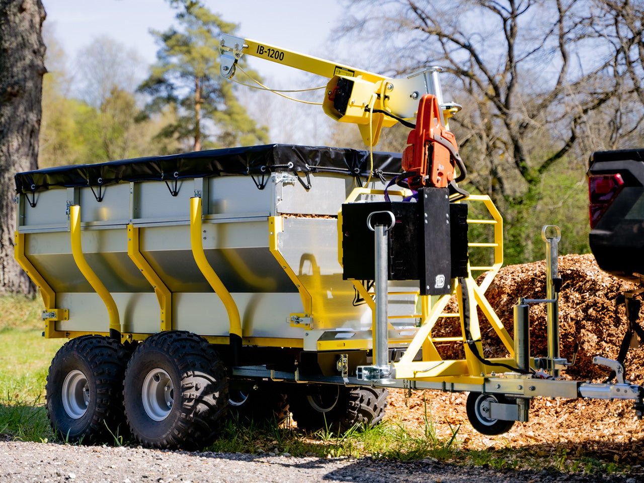 Luggage container: with chainsaw holder